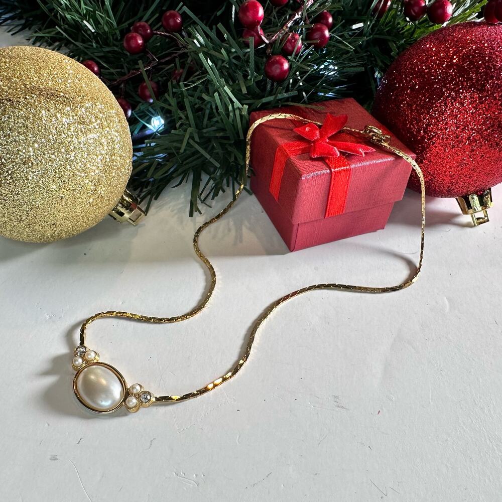 Opalesque and pearl necklace